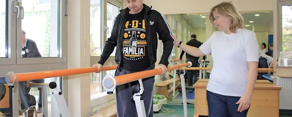Peter Sajovic, ki je v Stari Gori od leta 2010, je po letu in pol ob 
pomoči terapevtk znova shodil.