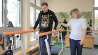 Peter Sajovic, ki je v Stari Gori od leta 2010, je po letu in pol ob 
pomoči terapevtk znova shodil.