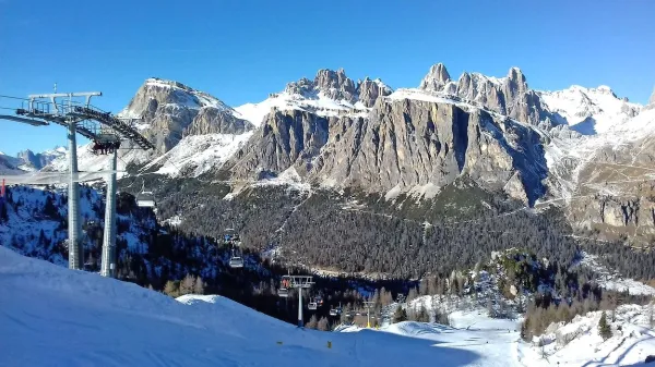 Dolomitska razglednica s smučišči v okolici Cortine.