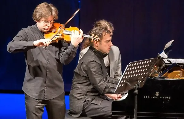 Violinist Žiga Brank in pianist   Petar Milić sta pokazala izrazit smisel za melodičnost in spevnost.  
