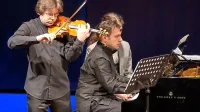 Violinist Žiga Brank in pianist   Petar Milić sta pokazala izrazit smisel za melodičnost in spevnost.  