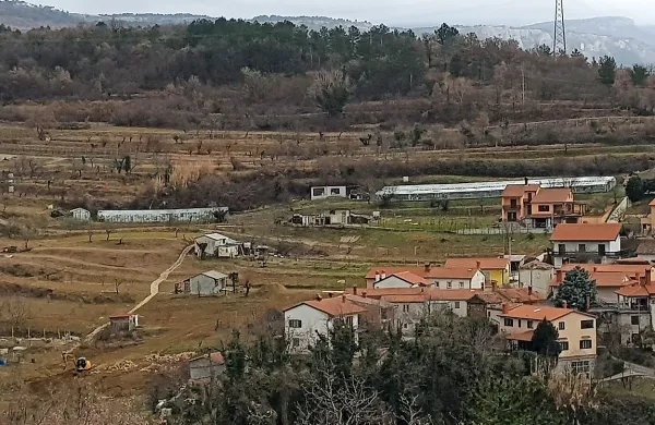 V Krnici nad Rižano se je manjši plaz sprožil že pred 40 leti,  ko pa se je ponovil leta 2010, so se začele večje težave. 