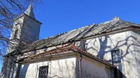 Cerkev v Dolenji vasi je že pokrita z novimi  povirskimi skrlami.
