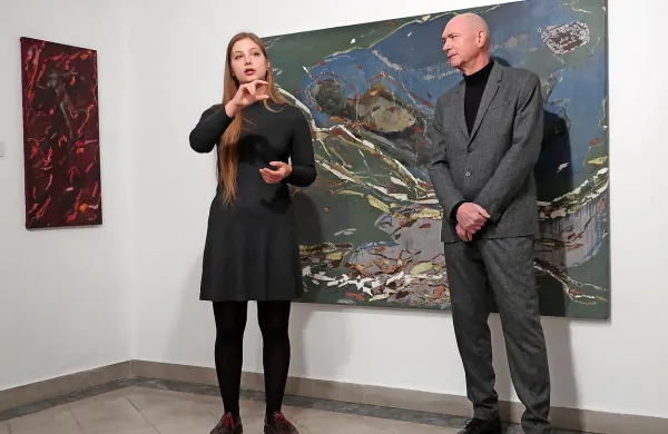 Slike, ki jih povezuje tema strahu, sta na otvoritvi predstavila Valentina Agostini Pregelj in kustos Dejan Mehmedovič. 