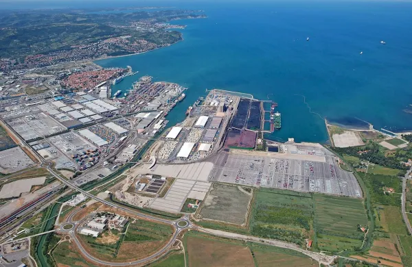 Strateška zemljišča tik za luško ograjo: kaseta 5a, ki jo ministrstvo 
z razlastitvijo hoče odvzeti Grafistu, ter kaseti 6a in 7a, ki sta še v 
lasti občine Ankaran.