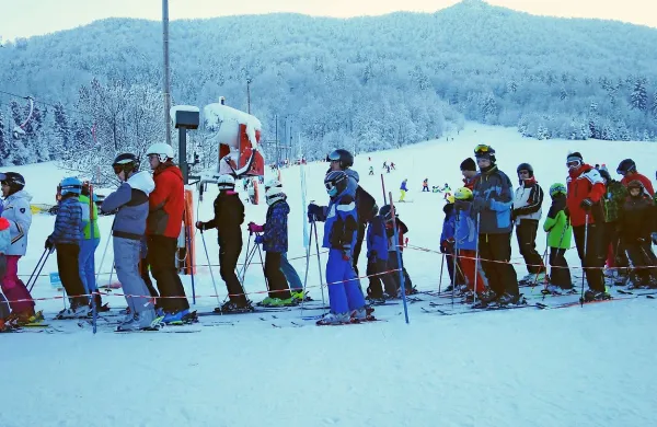 Na SKI Bor je ob vikendih običajna vrsta, a se nad njo nihče ne 
pritožuje.
