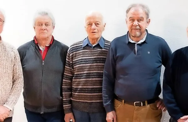 Marjan Miklavec (prvi z desne) s svojimi slikarskimi tovariši iz skupine Art FEMIPS, bo jutri prejel 
srebrno plaketo JSKD za dolgoletno delo na področju ljubiteljskega likovnega ustvarjanja.