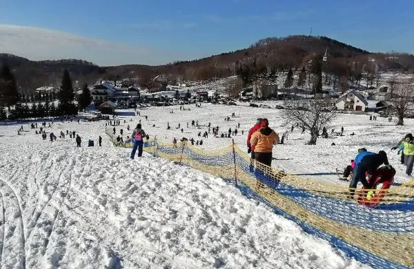 Lep zimski dan je v nedeljo na Lokve privabil veliko ljudi, vlečnica 
pa ni obratovala. Če se bo vremenska napoved uresničila, jo bodo 
ta konec tedna vendarle pognali.