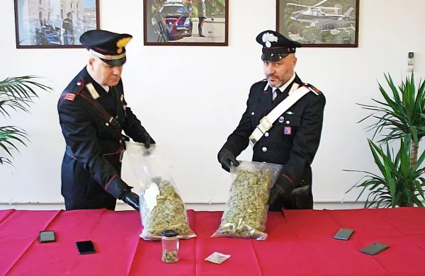 Goriški orožniki so pri Logatčanu in Novogoričanki v avtu našli 1,1 
kilograma marihuane, zasegli so tudi tri mobilne telefone.