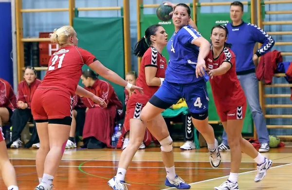 Lea Krajnc (z žogo) je rokometno pot začela v nekdanjem RK 
Piran.