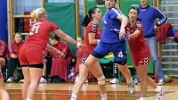 Lea Krajnc (z žogo) je rokometno pot začela v nekdanjem RK 
Piran.
