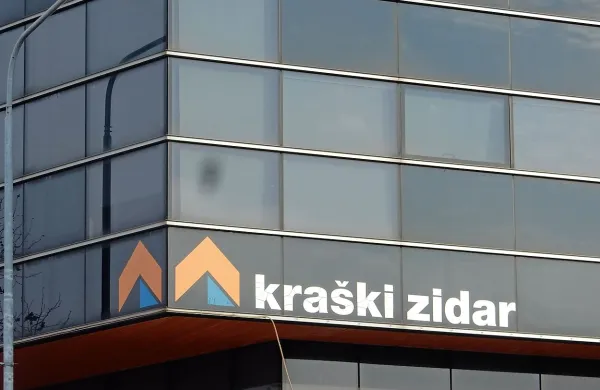 Znak Kraškega zidarja - streha kot simbol hiše oziroma gradnje in trikotnik pod njo kot simbol 
načrtovanja - je  naprodaj.