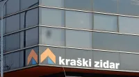 Znak Kraškega zidarja - streha kot simbol hiše oziroma gradnje in trikotnik pod njo kot simbol 
načrtovanja - je  naprodaj.