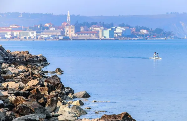 Na www.visitizola.com opozarjajo na gastronomsko ponudbo in 
prireditve, ob katerih  navajajo, da so  pogosto povezane s športom, 
ker   so  Izolani  znani kot odlični športniki.  