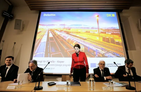 Za drugi tir je treba zagotoviti 1,194 milijarde evrov, kaže  
investicijski program projekta, ki ga je danes soglasno potrdila 
vlada. 