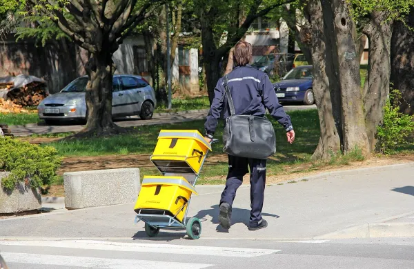 Število pisemskih pošiljk res upada, a pismonoše ne raznašajo 
samo teh pošiljk.  