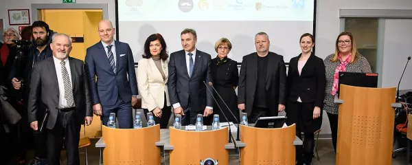 Slovenski sistem in zakonodajo je treba spremeniti, tako da bi 
bolnike lahko spremljali celostno, multidisciplinarno in od prvega 
dne postavitve diagnoze, se strinjajo tako zdravniki in predstavniki bolnikov kot izvajalci sistema. (Z leve) direktor ZZZS 
Marjan Sušelj, pravnik Jurij Cepec, družinska zdravnica Nena 
Kopčavar Guček, predsednik obrtne zbornice Branko Meh, predstojnica medicine dela Metoda Dodič Fikfak, direktor Zpizovega 
izvedenskega sektorja Dean Premik, predsednica Europe Donne 
Tanja Španić in predsednica Onko Neta Kristina Modic. 



