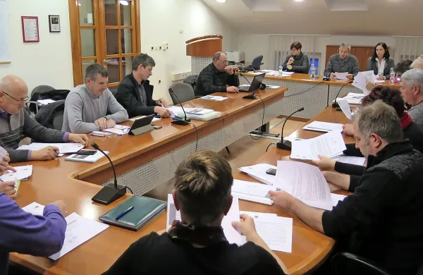 Komenski svetniki so v sredo z le nekaj pomisleki popolnili prav vse občinske odbore in svete, izbrali 
pa so tudi občinske predstavnike v nekaterih javnih zavodih.