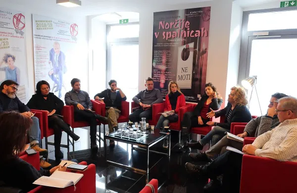 Ekipa nove premiere koprskega gledališča bo drevi Norčijam v spalnicah življenje vdahnila na odru. 

