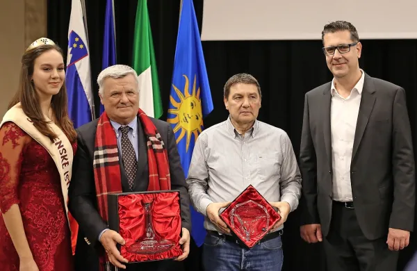 Vinska kraljica slovenske Istre Julija Jogan, vinar Ludvik  N. 
Glavina,    oljkar Janko Bočaj  in župan Aleš Bržan. 


