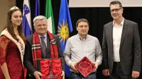 Vinska kraljica slovenske Istre Julija Jogan, vinar Ludvik  N. 
Glavina,    oljkar Janko Bočaj  in župan Aleš Bržan. 

