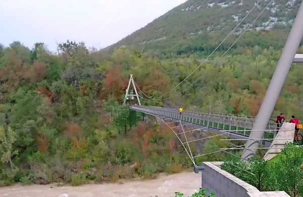 Takšno brv načrtujejo zgraditi čez Sočo in jo povezati s kolesarsko 
potjo Solkan - Plave. 