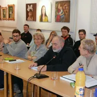  Marijan Skornišek (drugi z desne) s sodelavci pojasnjuje poslovanje Sončnega Kanina.