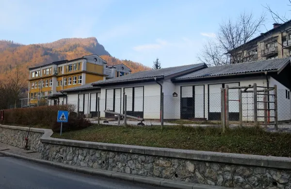 Vrtec že pol leta prazen čaka na rušenje, občina pa denarja za 
gradnjo novega še nima.