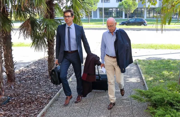 Odvetnik Aleš Štravs (levo), ki zagovarja Janija Derniča (desno), je 
vztrajal, da mora biti pred začetkom sojenja znana odločitev višjih 
sodnikov o njihovem predlogu za izločitev dokazov. 