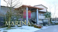 Do zob oboroženi policisti različnih enot in policijskih uprav so v sredo popoldne vdrli v savna klub 
Marina na Ajševici in iskali dokaze v zvezi z izkoriščanjem in  zlorabo prostitucije.  