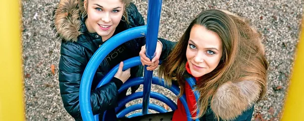 Tinkara Loverčič (levo) in Eva Kobal skrbita za večjo prepoznavnost plesa ob drogu pri nas.