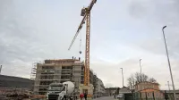 Ob Kraški cesti, nasproti športnega parka, gradijo nov stanovanjski blok, ker prodaja stanovanj tam celo prehiteva gradnjo, 
bodo kmalu začeli graditi še tretji stolpič. 