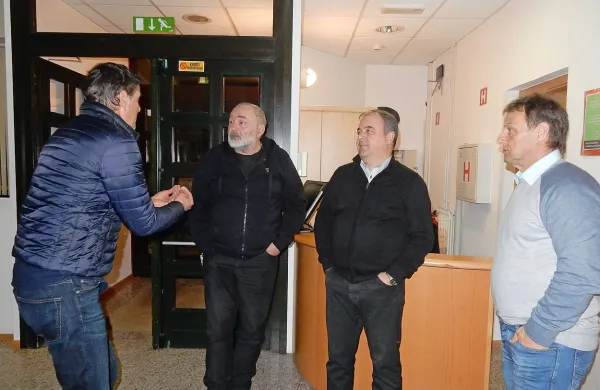 Miha Sotlar, Marijan Skornišek, Danijel Krivec in Valter Mlekuž po seji v  razpravi o tem, kdo je vedel 
in kdo ne za dodatne obveznosti Sončnega Kanina. 