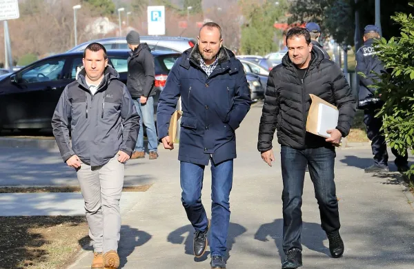 Včeraj so iz policijskega pridržanja na novogoriško okrožno sodišče privedli tudi Dejana Šurbka, 
lastnika Marine (na fotografiji v  sredini).