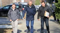 Včeraj so iz policijskega pridržanja na novogoriško okrožno sodišče privedli tudi Dejana Šurbka, 
lastnika Marine (na fotografiji v  sredini).