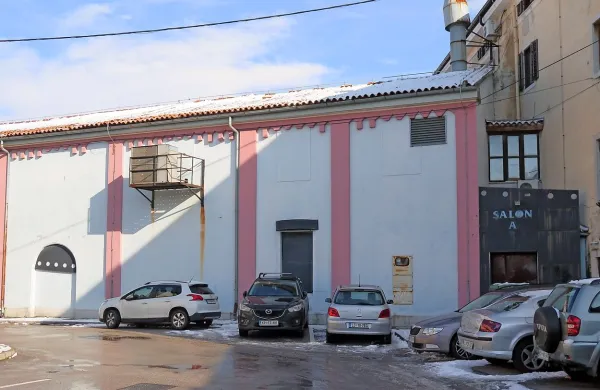 Na četrti dražbi  je nekdanja diskoteka Titanic dobila novega lastnika. Zanjo je odštel 100.000 evrov. Za 
nakup se je zanimala tudi Kosovelova knjižnica (na fotografiji desno), a občina denarja ni imela. 

