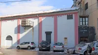 Na četrti dražbi  je nekdanja diskoteka Titanic dobila novega lastnika. Zanjo je odštel 100.000 evrov. Za 
nakup se je zanimala tudi Kosovelova knjižnica (na fotografiji desno), a občina denarja ni imela. 

