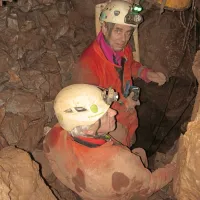 Jamarja Jaka Jakofčič (stoji) in Albert Ličan med delovno jamarsko akcijo preboja do Martelove dvorane s površja, skozi 
Fedrigov dihalnik.