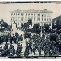 Na veliki slovesnosti ob postavitvi Vilharjevega spomenika v 
Postojni leta 1906 je prireditveni prostor napolnilo okrog 4000 
ljudi, med njimi člani več kot 50 narodnih društev iz Postojne, 
okoliških krajev in Ljubljane. 