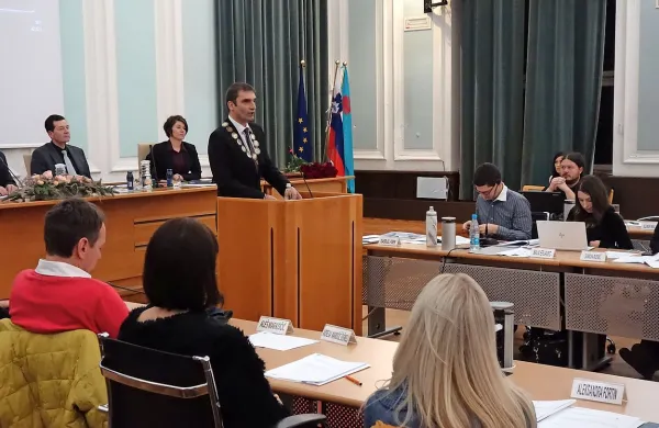 Četrtkova seja bo prvi preizkus koalicijskih pogajanj. 