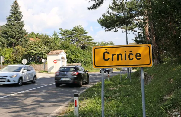Za štirimi stenami družinske hiše v Črničah se je D. K. več let fizično 
in psihično izživljal nad hčerko in ženo, v začetku septembra pa je 
do smrti pretepel 91-letno mamo.