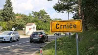 Za štirimi stenami družinske hiše v Črničah se je D. K. več let fizično 
in psihično izživljal nad hčerko in ženo, v začetku septembra pa je 
do smrti pretepel 91-letno mamo.