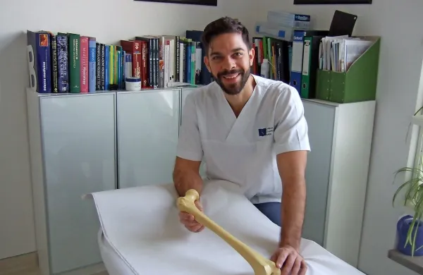  Jure Tušek navaja izkušnje iz tujine, ko lahko osteopatske metode 
zdravljenja bolnikom in zdravstvu  prihranijo težke drage operacije.  