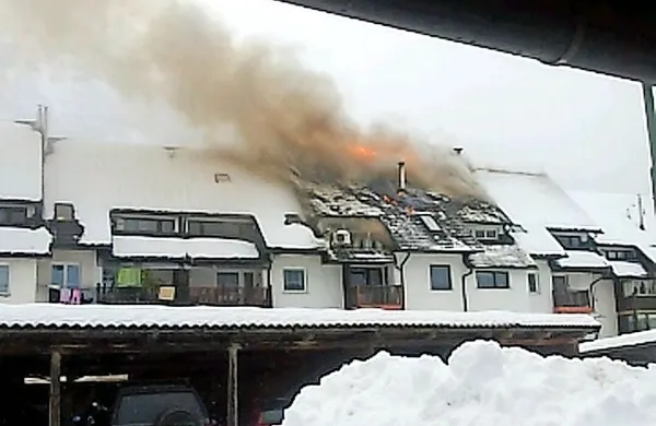 

Požar se je pred skoraj šestimi leti razplamtel pri dimniku na podstrešju bloka na Brdu 69 in bi se lahko razširil še na sosednja bloka.







