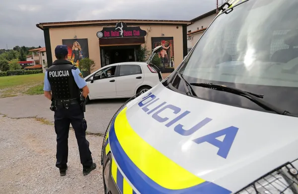 Sredi septembra leta 2017 so policisti opravili več hišnih preiskav zaradi  poslov s prepovedano  
drogo.