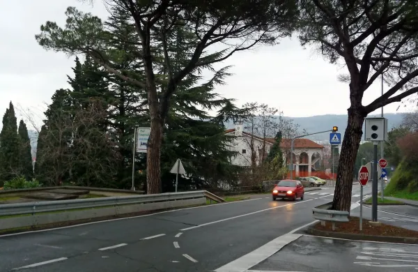 Eno od merilnih mest bo znova ob belvederski cesti. S premičnim
radarjem so lani zabeležili 1118 prekrškov, od začetka meritev pa
20.060.