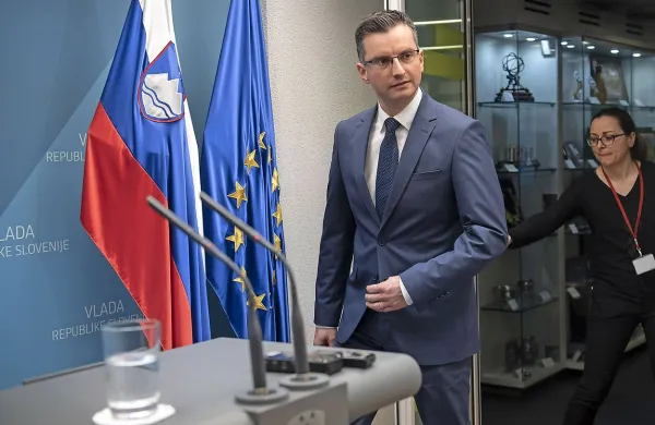 Marjan Šarec je povedal, da je še do včeraj zjutraj dobival pošto v 
prid ali proti Dejanu Prešičku. Za ugotavljanje, kdo ima prav, se ne 
čuti poklicanega, bo pa od naslednje ekipe pričakoval, da bo znala 
urejati tudi odnose na kulturnem ministrstvu.   