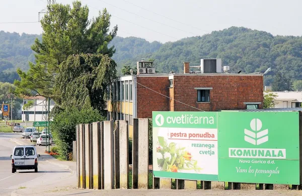   Potem ko občina in Salonit Anhovo   nista uspela uskladiti cene, po 
kateri bi prva  kupila večinski lastniški delež v Komunali, je 
cementarna  svojo naložbo v preteklih dneh prodala zasebni 
družbi.