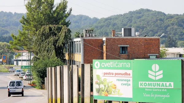   Potem ko občina in Salonit Anhovo   nista uspela uskladiti cene, po 
kateri bi prva  kupila večinski lastniški delež v Komunali, je 
cementarna  svojo naložbo v preteklih dneh prodala zasebni 
družbi.