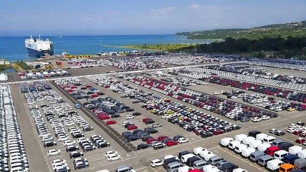 Sodišče ni pritrdilo delavcu in ni potrdilo trditev, da bi delavca  
najemala neposredno Luka Koper.